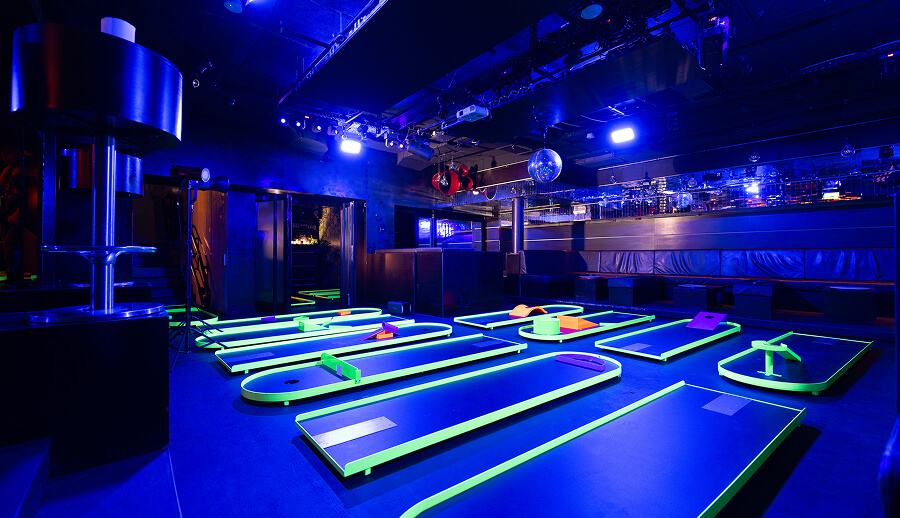 Neon Minigolf im Club Bellevue