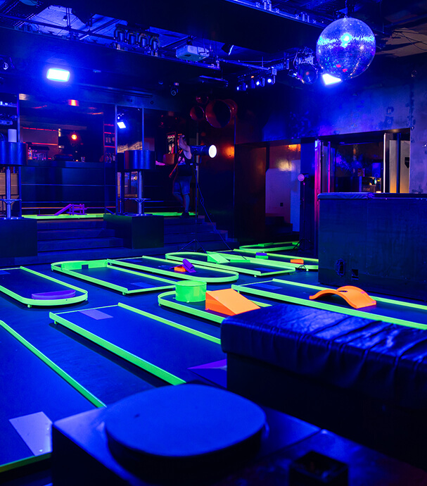 Neon Minigolf im Club Bellevue