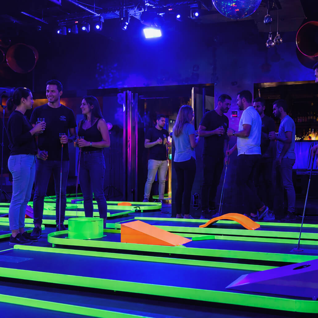 Neon Minigolf im Club Bellevue
